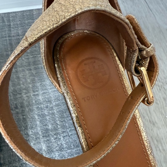 Tory Burch Savannah Wedge Gold Sandal Size 9.5 - Picture 9 of 11